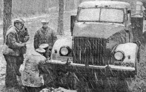 Испытания автомобиля ГАЗ-51 1946г. Слева ведущий конструктор А.Д.Просвирин